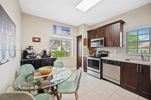 House in Pembroke Pines, Florida 3 bedrooms, 138.98 sq.m. № 1801273 - photo 10