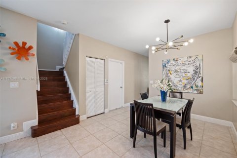 House in Pembroke Pines, Florida 3 bedrooms, 138.98 sq.m. № 1801273 - photo 9