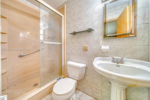 Villa ou maison à vendre à Miami, Floride: 3 chambres, 120.4 m2 № 1898200 - photo 23