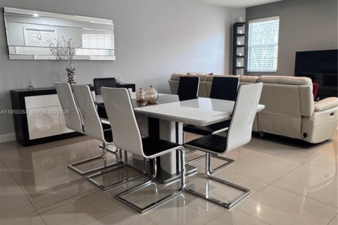 Townhouse in Pembroke Pines, Florida 3 bedrooms, 213.68 sq.m. № 2005870 - photo 4