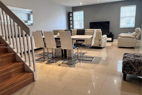 Townhouse in Pembroke Pines, Florida 3 bedrooms, 213.68 sq.m. № 2005870 - photo 3