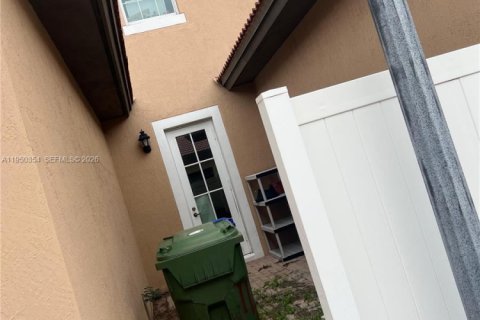 Townhouse in Pembroke Pines, Florida 3 bedrooms, 213.68 sq.m. № 2005870 - photo 17