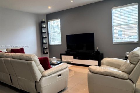 Townhouse in Pembroke Pines, Florida 3 bedrooms, 213.68 sq.m. № 2005870 - photo 5