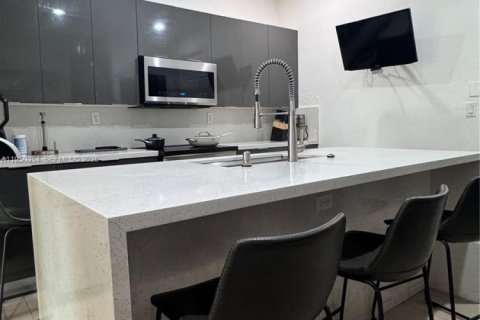 Townhouse in Pembroke Pines, Florida 3 bedrooms, 213.68 sq.m. № 2005870 - photo 11