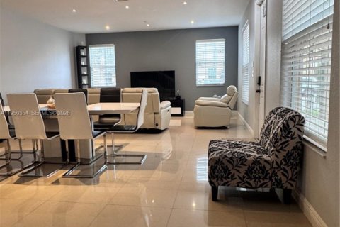 Townhouse in Pembroke Pines, Florida 3 bedrooms, 213.68 sq.m. № 2005870 - photo 6