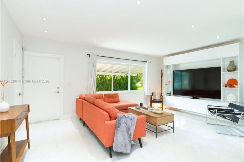 Casa en alquiler en North Miami Beach, Florida, 3 dormitorios, 153.29 m2 № 1932524 - foto 4