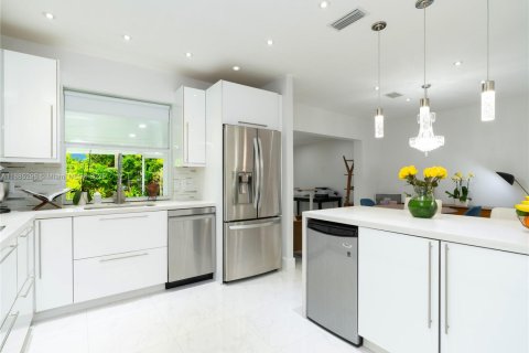 Casa en alquiler en North Miami Beach, Florida, 3 dormitorios, 153.29 m2 № 1932524 - foto 10