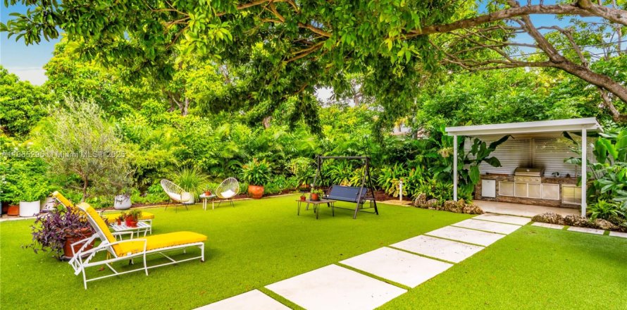 Casa en North Miami Beach, Florida 3 dormitorios, 153.29 m2 № 1932524