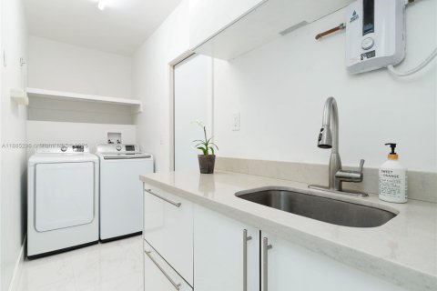 Casa en alquiler en North Miami Beach, Florida, 3 dormitorios, 153.29 m2 № 1932524 - foto 17
