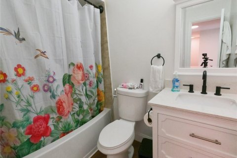 Townhouse in Hialeah, Florida 3 bedrooms, 149.2 sq.m. № 1954211 - photo 28