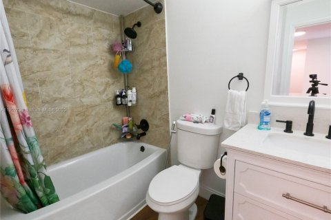 Townhouse in Hialeah, Florida 3 bedrooms, 149.2 sq.m. № 1954211 - photo 27