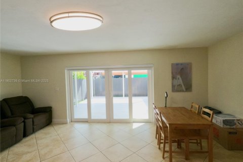 Townhouse in Hialeah, Florida 3 bedrooms, 149.2 sq.m. № 1954211 - photo 6