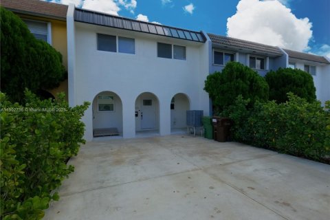 Townhouse in Hialeah, Florida 3 bedrooms, 149.2 sq.m. № 1954211 - photo 2