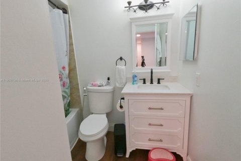 Townhouse in Hialeah, Florida 3 bedrooms, 149.2 sq.m. № 1954211 - photo 26