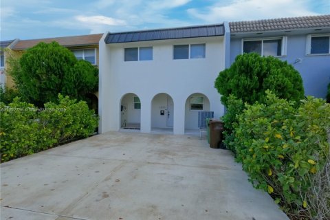 Townhouse in Hialeah, Florida 3 bedrooms, 149.2 sq.m. № 1954211 - photo 3