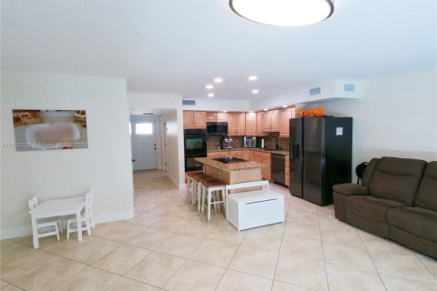 Townhouse in Hialeah, Florida 3 bedrooms, 149.2 sq.m. № 1954211 - photo 7