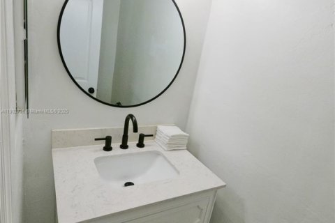 Townhouse in Hialeah, Florida 3 bedrooms, 149.2 sq.m. № 1954211 - photo 15