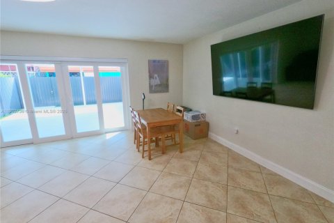 Townhouse in Hialeah, Florida 3 bedrooms, 149.2 sq.m. № 1954211 - photo 10