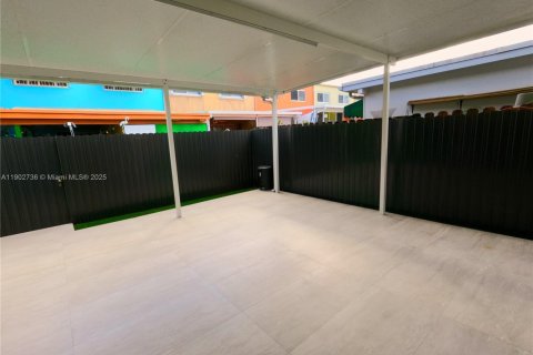 Townhouse in Hialeah, Florida 3 bedrooms, 149.2 sq.m. № 1954211 - photo 13