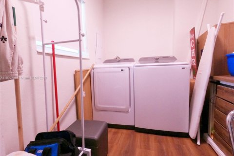 Townhouse in Hialeah, Florida 3 bedrooms, 149.2 sq.m. № 1954211 - photo 17