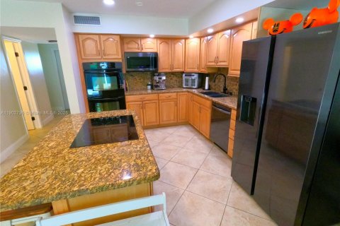 Townhouse in Hialeah, Florida 3 bedrooms, 149.2 sq.m. № 1954211 - photo 8