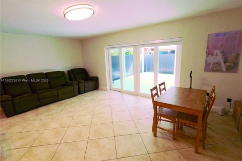 Townhouse in Hialeah, Florida 3 bedrooms, 149.2 sq.m. № 1954211 - photo 11