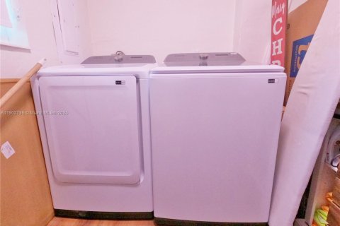 Townhouse in Hialeah, Florida 3 bedrooms, 149.2 sq.m. № 1954211 - photo 18