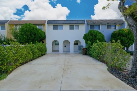 Townhouse in Hialeah, Florida 3 bedrooms, 149.2 sq.m. № 1954211 - photo 1