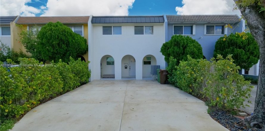 Townhouse in Hialeah, Florida 3 bedrooms, 149.2 sq.m. № 1954211