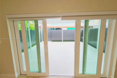 Townhouse in Hialeah, Florida 3 bedrooms, 149.2 sq.m. № 1954211 - photo 12