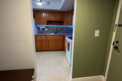 Condominio en venta en Pembroke Pines, Florida, 1 dormitorio, 72.46 m2 № 1989824 - foto 3