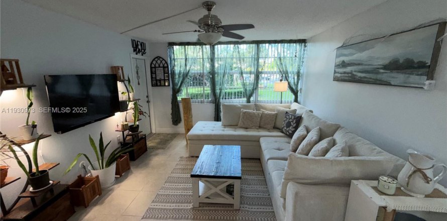 Condominio en Pembroke Pines, Florida, 1 dormitorio № 1989824