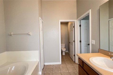 House in Davenport, Florida 5 bedrooms, 237.64 sq.m. № 2206983 - photo 24