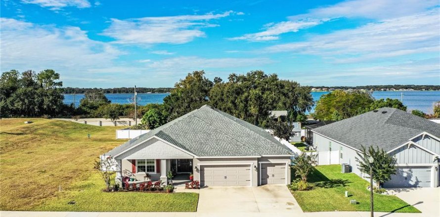 House in Auburndale, Florida 5 bedrooms, 236.81 sq.m. № 2110263