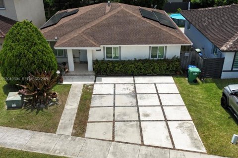 Villa ou maison à vendre à Miami, Floride: 4 chambres, 142.14 m2 № 2087299 - photo 2