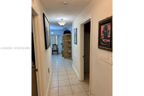 Villa ou maison à vendre à Miami, Floride: 4 chambres, 142.14 m2 № 2087299 - photo 15