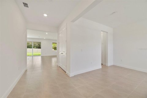 House in Apopka, Florida 5 bedrooms, 317.45 sq.m. № 1886028 - photo 5