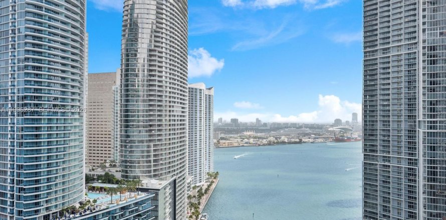 Estudio en el Condominio en Miami, Florida  № 2059631