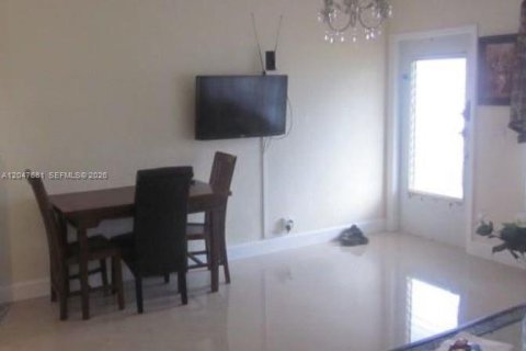 Copropriété à louer à Hallandale Beach, Floride: 1 chambre № 2241836 - photo 5