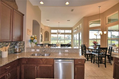 House in Davenport, Florida 5 bedrooms, 277.03 sq.m. № 1745230 - photo 14