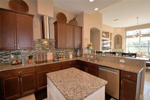 House in Davenport, Florida 5 bedrooms, 277.03 sq.m. № 1745230 - photo 12
