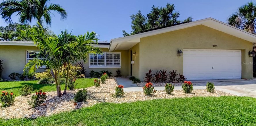 House in Saint Petersburg, Florida 3 bedrooms, 167.69 sq.m. № 1736822