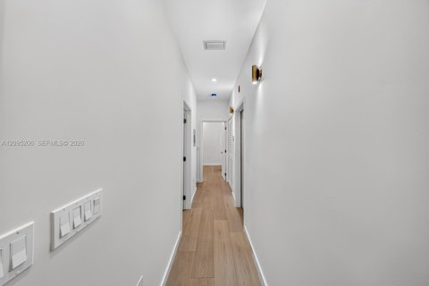 Appartement à louer à Coral Gables, Floride: 2 chambres, 81.29 m2 № 2384719 - photo 12