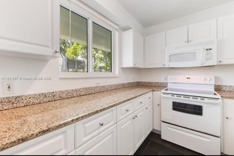 Condo in Miami Beach, Florida, 2 bedrooms  № 1832514 - photo 12