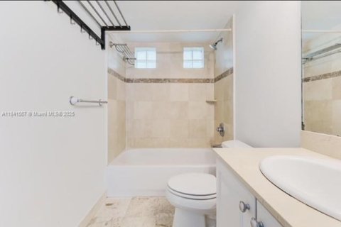 Condo in Miami Beach, Florida, 2 bedrooms  № 1832514 - photo 16