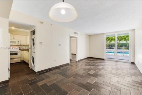 Condo in Miami Beach, Florida, 2 bedrooms  № 1832514 - photo 6
