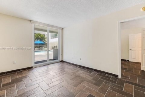 Condo in Miami Beach, Florida, 2 bedrooms  № 1832514 - photo 10