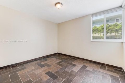 Condo in Miami Beach, Florida, 2 bedrooms  № 1832514 - photo 17