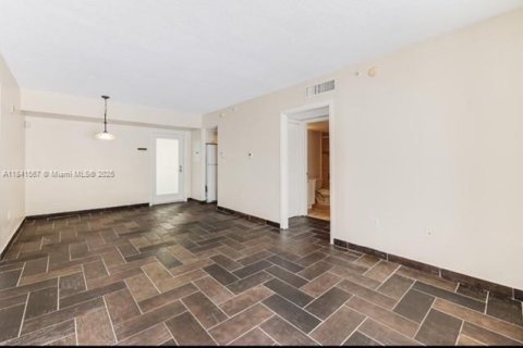 Condo in Miami Beach, Florida, 2 bedrooms  № 1832514 - photo 8