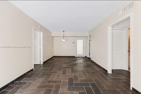 Condo in Miami Beach, Florida, 2 bedrooms  № 1832514 - photo 11